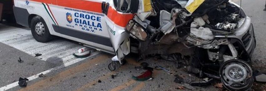 Rimini: Malore mentre guida l’ambulanza: Luca finisce contro un albero e muore