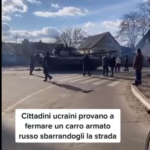 Cittadini ucraini cercano di bloccare un carro armato russo