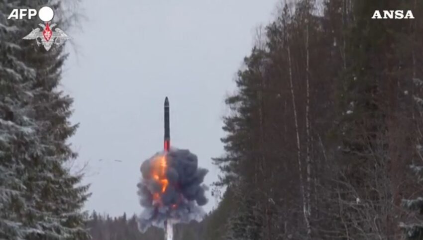 La Russia testa i missili: le immagini diffuse dal ministero della Difesa
