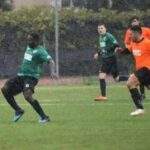 Caserta, il calciatore Asare Seare, 30 anni, muore in campo durante l’allenamento