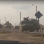 Mezzi blindati dell'esercito russo fuori strada per evitare un civile