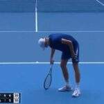 Australian Open: Mensik si accascia al suolo, portato fuori in sedia a rotelle