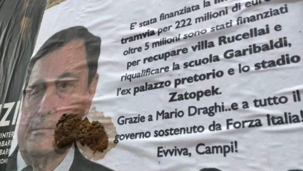 Escrementi su un manifesto con la faccia di Draghi