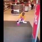 Austria : mamma costretta a far entrare la bimba da sola per comprare le scarpe perchè senza Green Pass