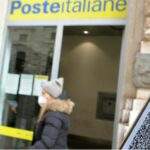 Blitz dei no green pass alle Poste a Torino: “Ritiriamo tutti i soldi dalle banche”