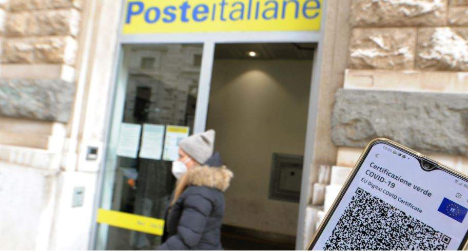 Blitz dei no green pass alle Poste a Torino: “Ritiriamo tutti i soldi dalle banche”