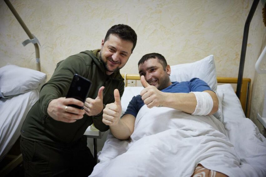 Zelensky visita un ospedale militare