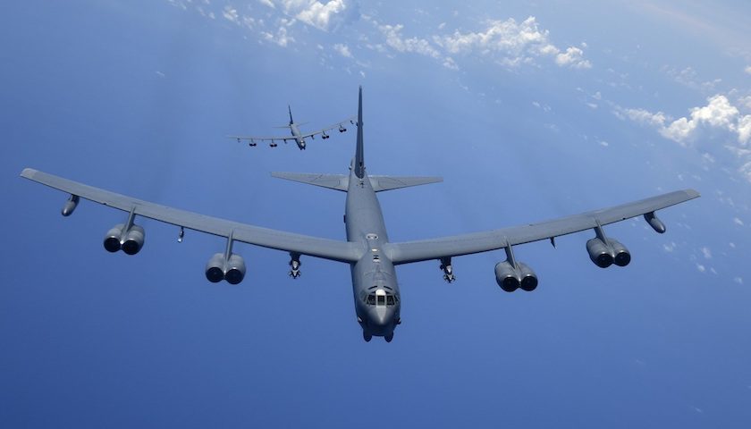Puglia sorvolata da due bombardieri pesanti B-52 americani (con capacità di armamento nucleare)