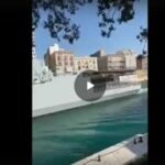 Taranto: gruppo di persone prende a sassate nave della marina militare italiana al grido di "assassini"