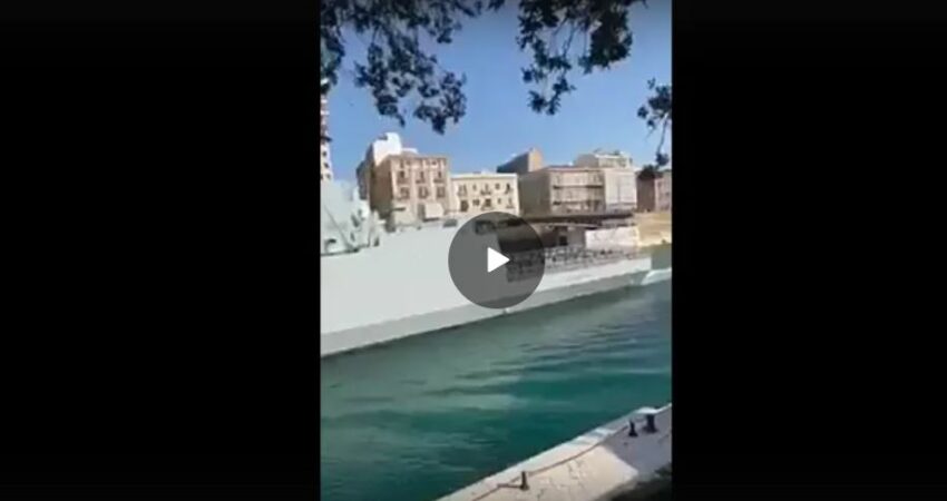 Taranto: gruppo di persone prende a sassate nave della marina militare italiana al grido di “assassini”
