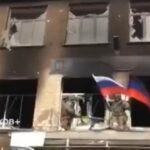 Mariupol : Inno, bandiera russa e del Doneck sventolano sul quartier generale nazista di Azov. Anziani ringraziano commossi