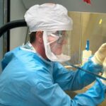 Gli scienziati stanno creando nuove malattie incurabili nei laboratori. È ragionevole?