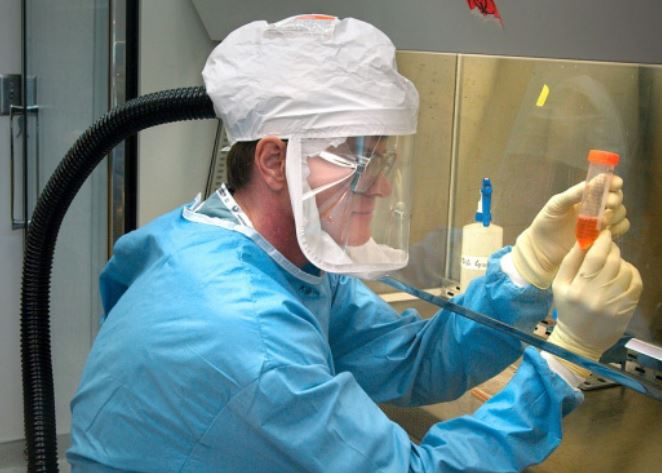 Gli scienziati stanno creando nuove malattie incurabili nei laboratori. È ragionevole?