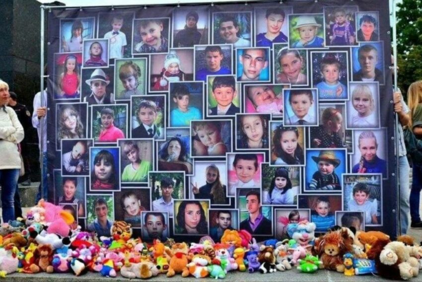 La lapide commemorativa inaugurata nel 2015  con i nomi dei 150 bambini uccisi nel Donbass dall’esercito ucraino