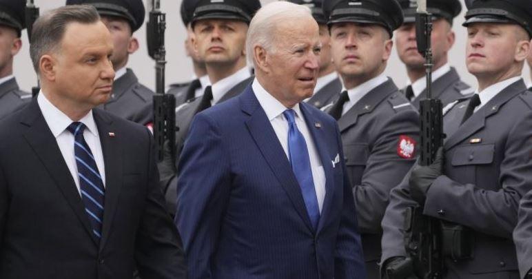 Ucraina, Biden a Varsavia insulta Putin: “È un macellaio”. La reazione durissima del Cremlino, salta tutto