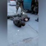 Video shock: soldati ucraini sparano nelle gambe dei militari russi prigionieri e ammanettati