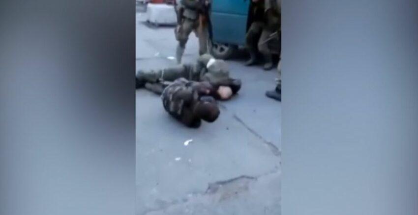 Video shock: soldati ucraini sparano nelle gambe dei militari russi prigionieri e ammanettati