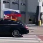 Germania abitanti scendono in piazza con le bandiere della Russia