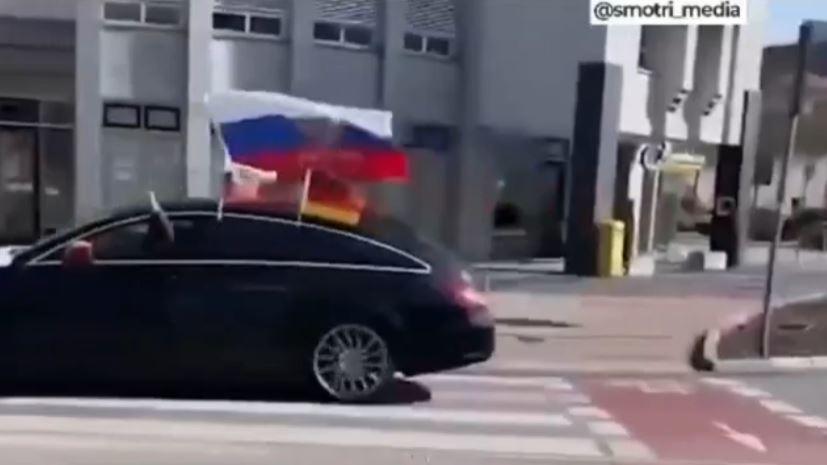Germania abitanti scendono in piazza con le bandiere della Russia