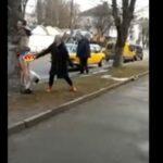 In Ucraina si torna al medioevo : ladri legati agli alberi, denudati e fustigati in piazza tra le risate della gente