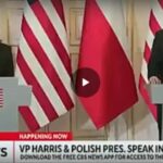 Vicepresidente degli Stati Uniti, Kamala Harris scoppia a ridere alla domanda sui profughi ucraini: "America in mano a un'imbecille"
