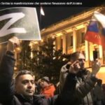 Bandiere russe e immagini di Putin: in Serbia la manifestazione che sostiene la Russia