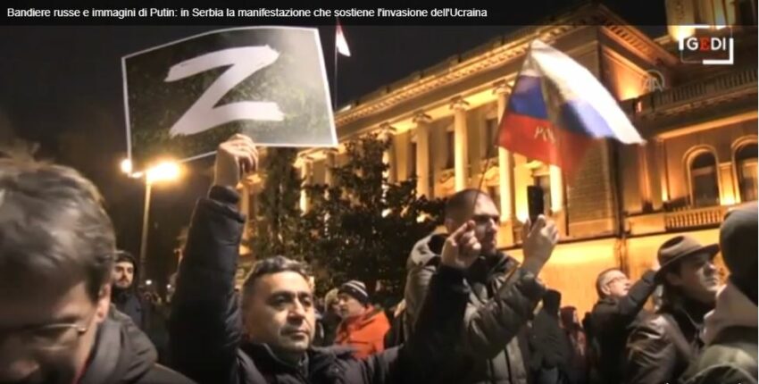 Bandiere russe e immagini di Putin: in Serbia la manifestazione che sostiene la Russia