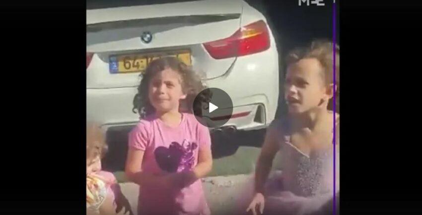 Una bimba palestinese implora la polizia israeliana di lasciare il fratellino di 10 anni