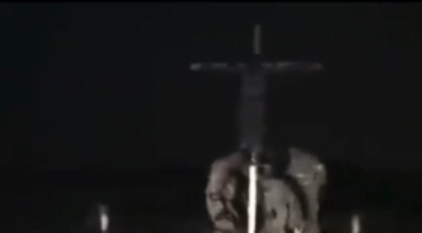 Esercito ucraino crocifigge militare russo prigioniero