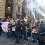 Pesante contestazione a Torino, dalla folla cori contro Draghi : "assassino, assassino"