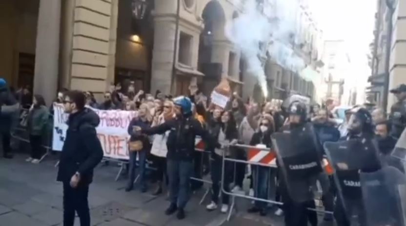 Pesante contestazione a Torino, dalla folla cori contro Draghi : “assassino, assassino”