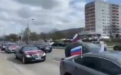 Germania pro Putin: Un lungo corteo di auto ha attraversato le strade di Berlino sventolando bandiere russe