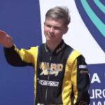 Campione russo di karting di 15 anni, ripete il gesto che gli viene mostrato da sotto il podio e viene squalificato a vita