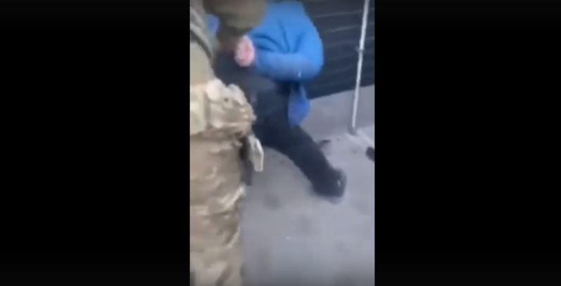 Esercito ucraino lega e tortura civili inermi