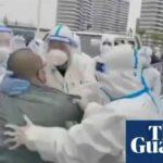 I residenti di Shanghai costretti a lasciare le case si scontrano con la polizia per la politica "Zero Covid"