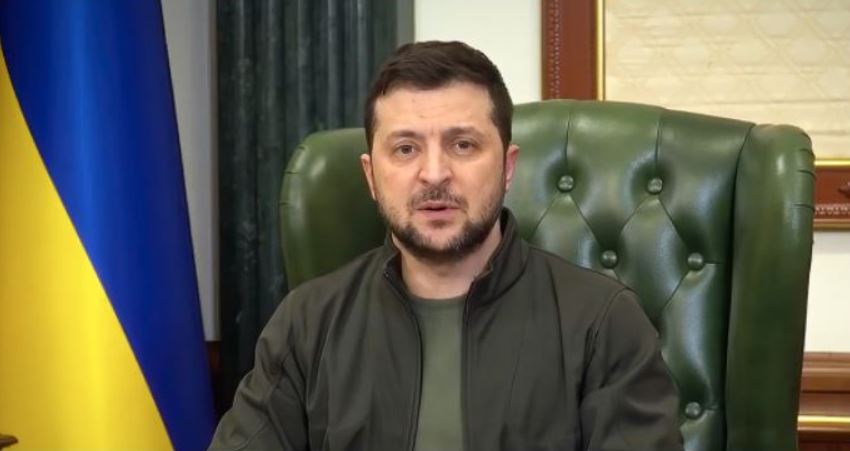 Guerra Russia-Ucraina, Zelensky ordina le reti unificate in tv 24 ore su 24 e limita il potere di 11 partiti: insorge l’opposizione