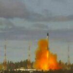 La Russia testa il nuovo missile intercontinentale Sarmat, Putin a Occidente: "Riflettete". Gli Usa: "Nessuna minaccia"