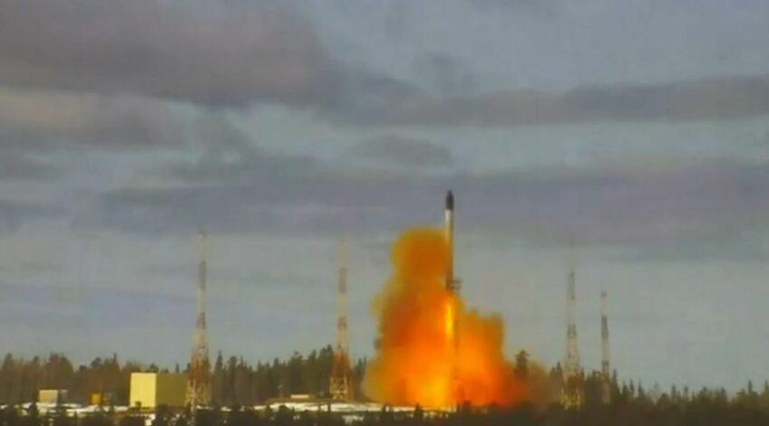 La Russia testa il nuovo missile intercontinentale Sarmat, Putin a Occidente: “Riflettete”. Gli Usa: “Nessuna minaccia”