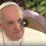 Il video virale del Papa in silenzio.