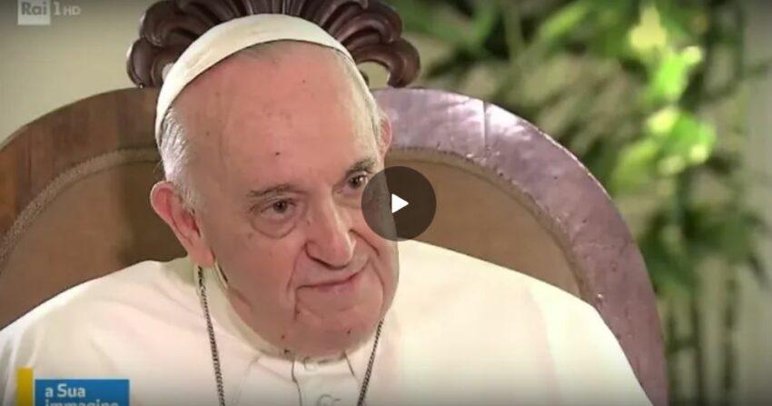 Il video virale del Papa in silenzio.