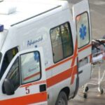 Malore in Mercedes, si schianta contro il muro della caserma: morto, la moglie in ospedale
