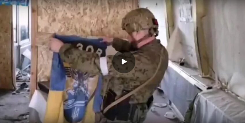 La reazione di un soldato russo quando trova una bandiera Azov, con lo stemma della Germania nazista.