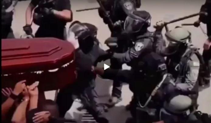 Funerali della giornalista Shireen Abu Akleh: la polizia israeliana colpisce palestinesi che trasportano la bara