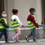 Secondo un nuovo studio, le mascherine portano a respirare livelli pericolosi di CO2 anche quando si è fermi