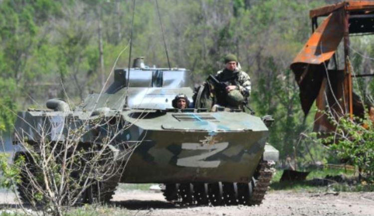 Un gruppo di soldati ucraini è uscito con bandiera bianca nella zona di “Azovstal”