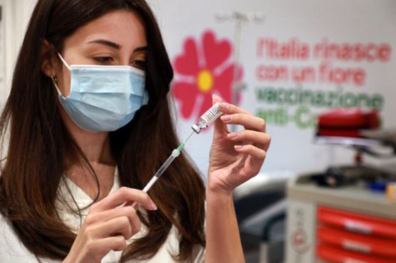 I vaccini anti-Covid potrebbero scatenare la fibrosi polmonare idiopatica: lo studio del Gemelli di Roma