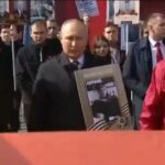 Putin in prima linea alla marcia del “Reggimento immortale” con in mano la foto del padre