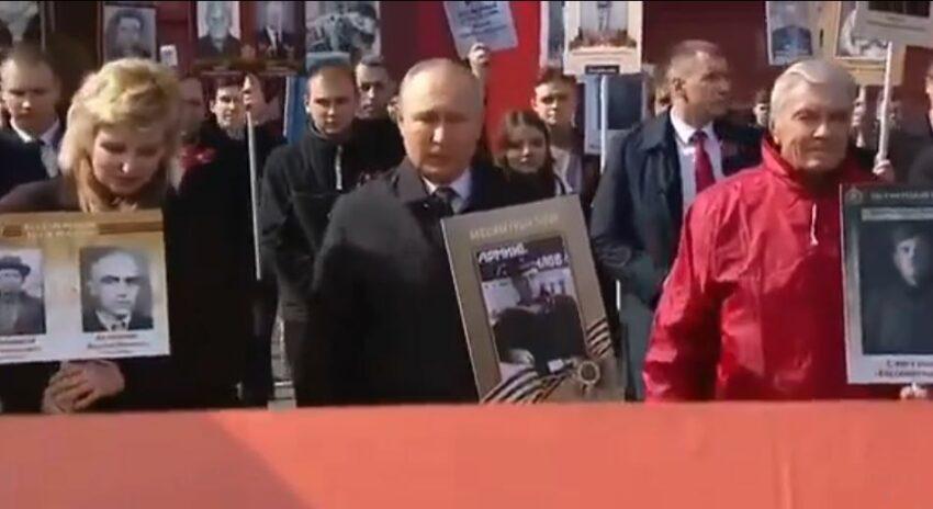 Putin in prima linea alla marcia del “Reggimento immortale” con in mano la foto del padre