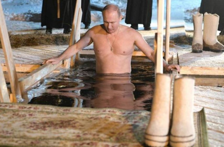 G7, Putin risponde alle battute di Johnson e Trudeau: “Leader occidentali a torso nudo? Disgustosi”