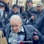 l'arresto in Inghilterra di un 93enne che protestava contro l'estradizione di Assange. Le famose democrazie occidentali.